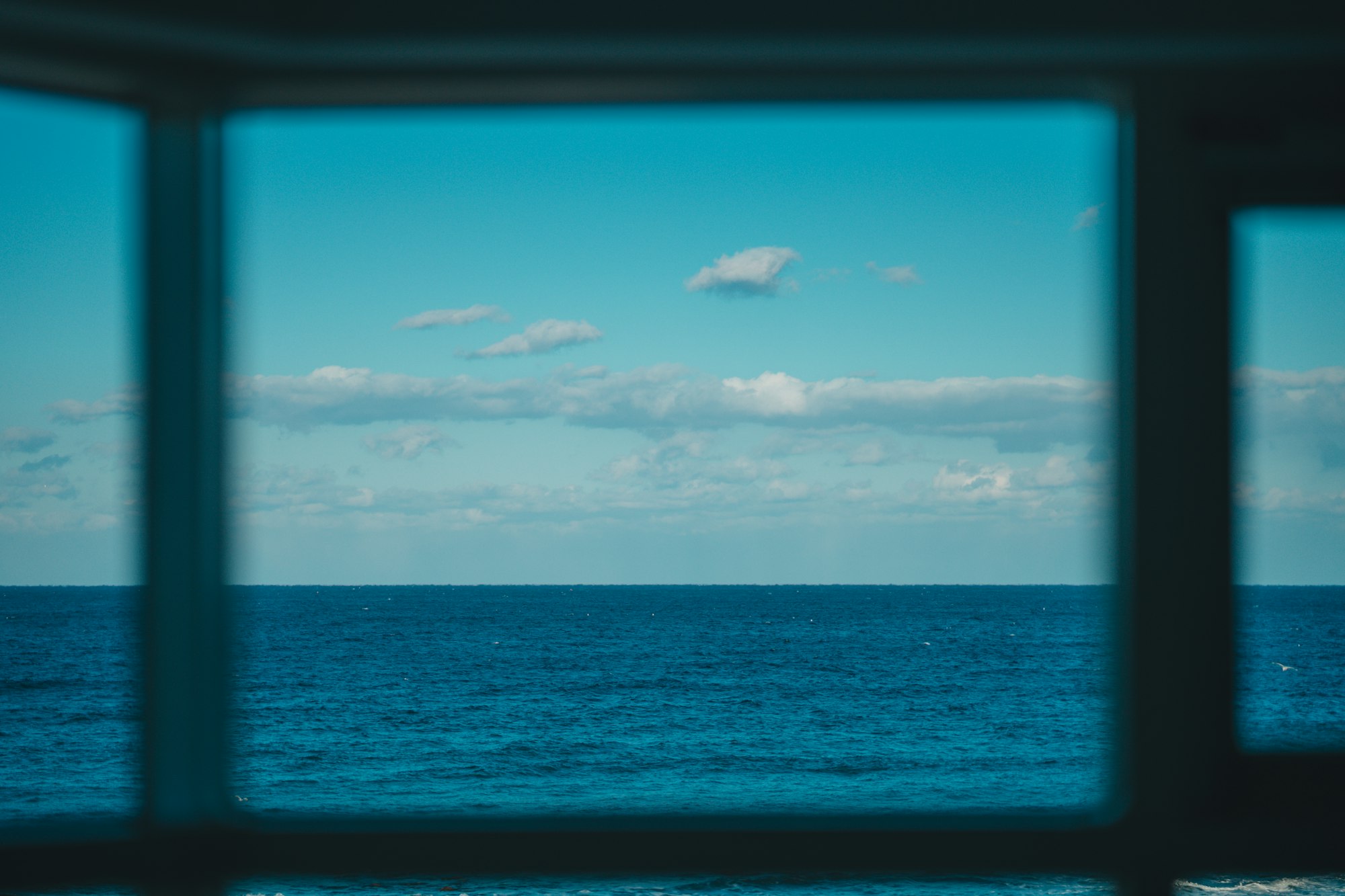 La mer vue d’une fenêtre ouverte