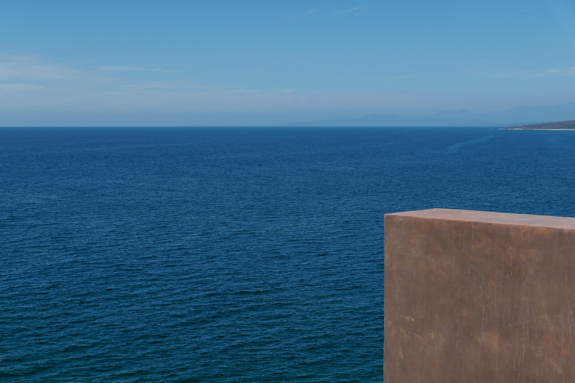 Mer calme à perte de vue sous un ciel clair