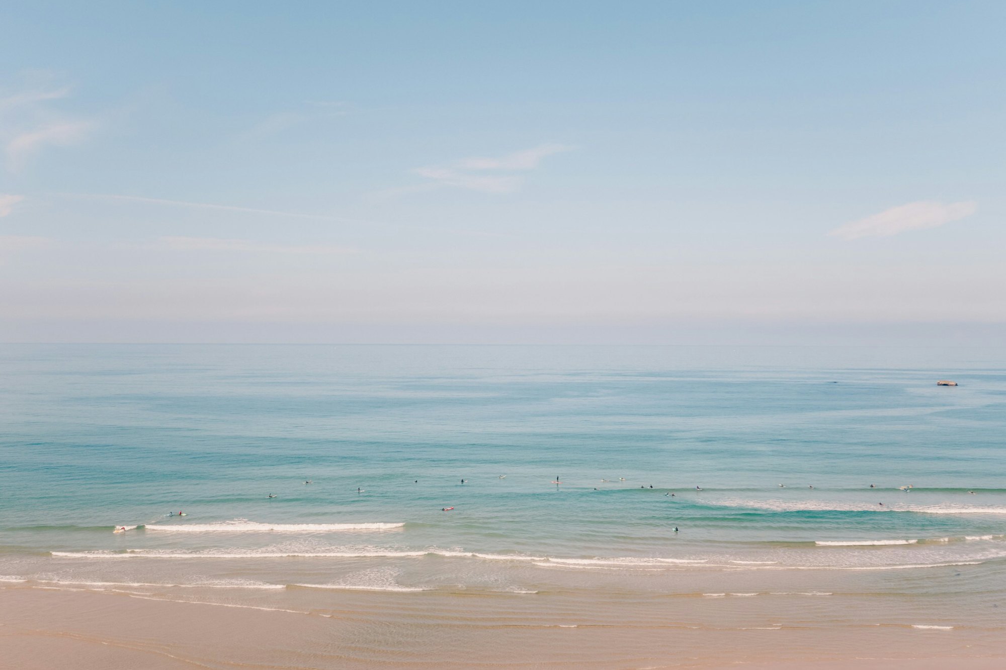 Mer turquoise et vagues douces