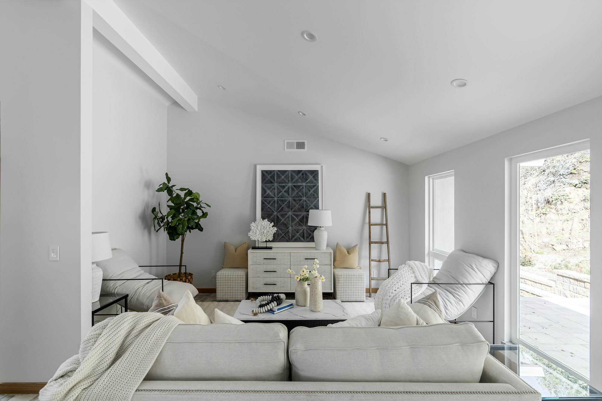 Salon blanc et lumineux, décoré avec soin