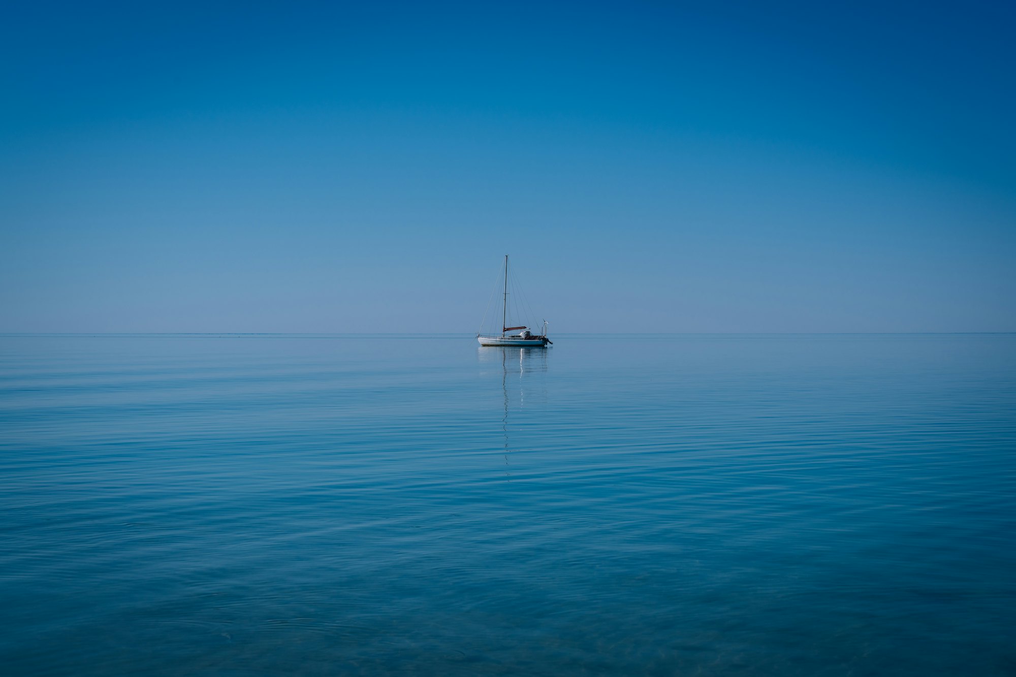 Voilier sur une mer d’huile