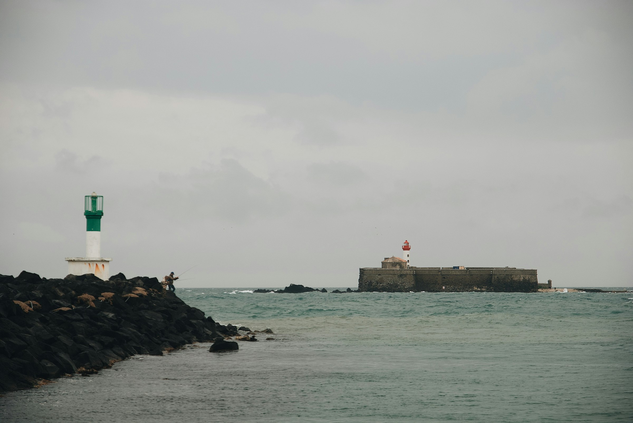 Le fort de Brescou et le phare de la jetée, à l’entrée du port du Cap d’Agde