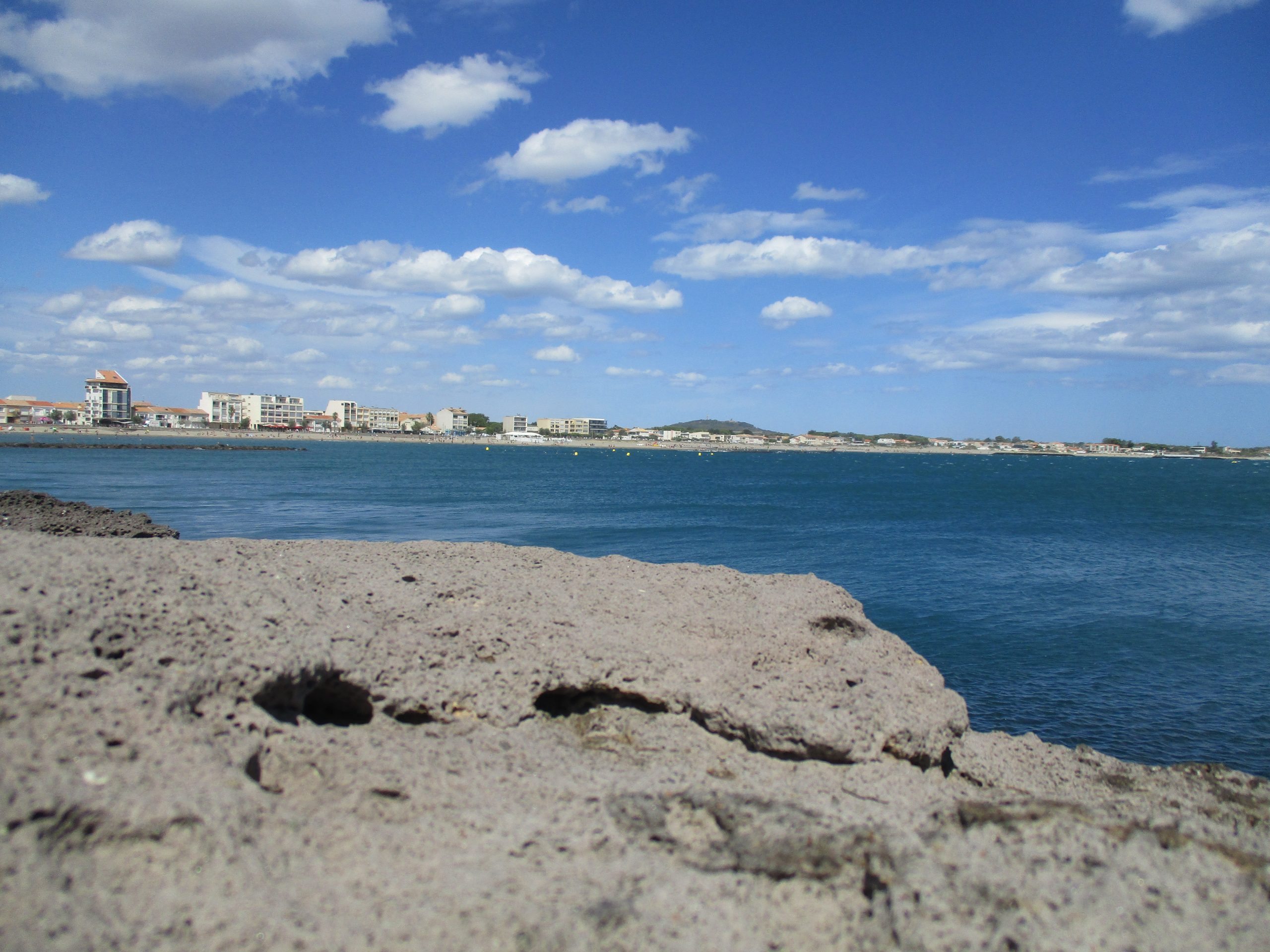 Conciergerie au Grau d’Agde : le front de mer vu depuis la jetée de l’Hérault